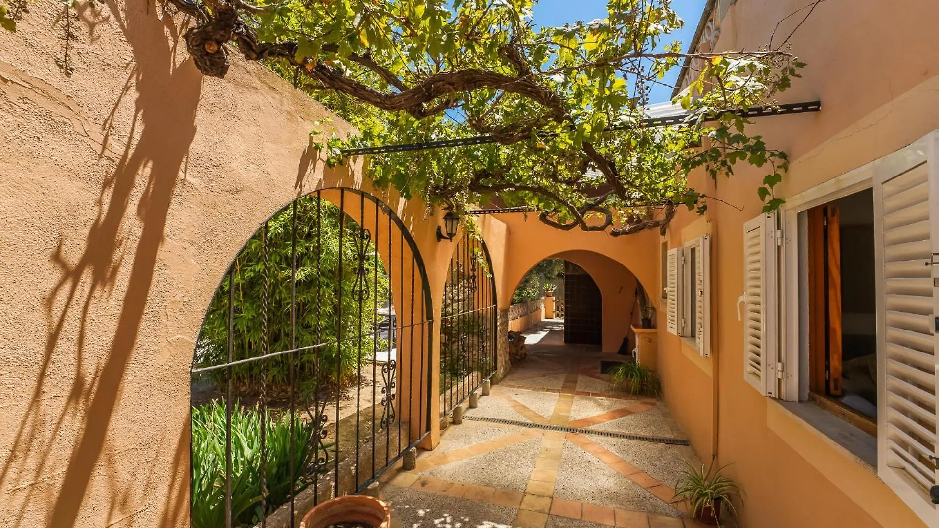 Ideal Property Mallorca - Finca Toni Alcudia  Alcudia (Mallorca)